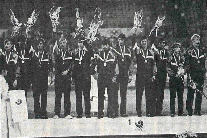 Верхняя ступень пьедестала почета на Олимпийском стадионе в Сеуле занята!